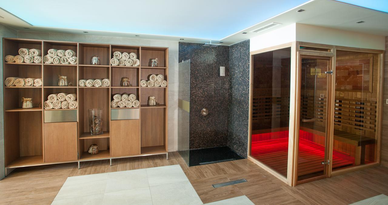 Amira Boutique Hotel Bansko Luaran gambar A shower and a sauna