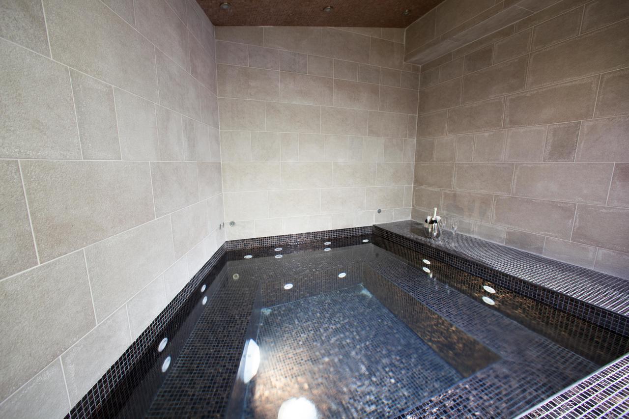 Amira Boutique Hotel Bansko Luaran gambar A modern furo