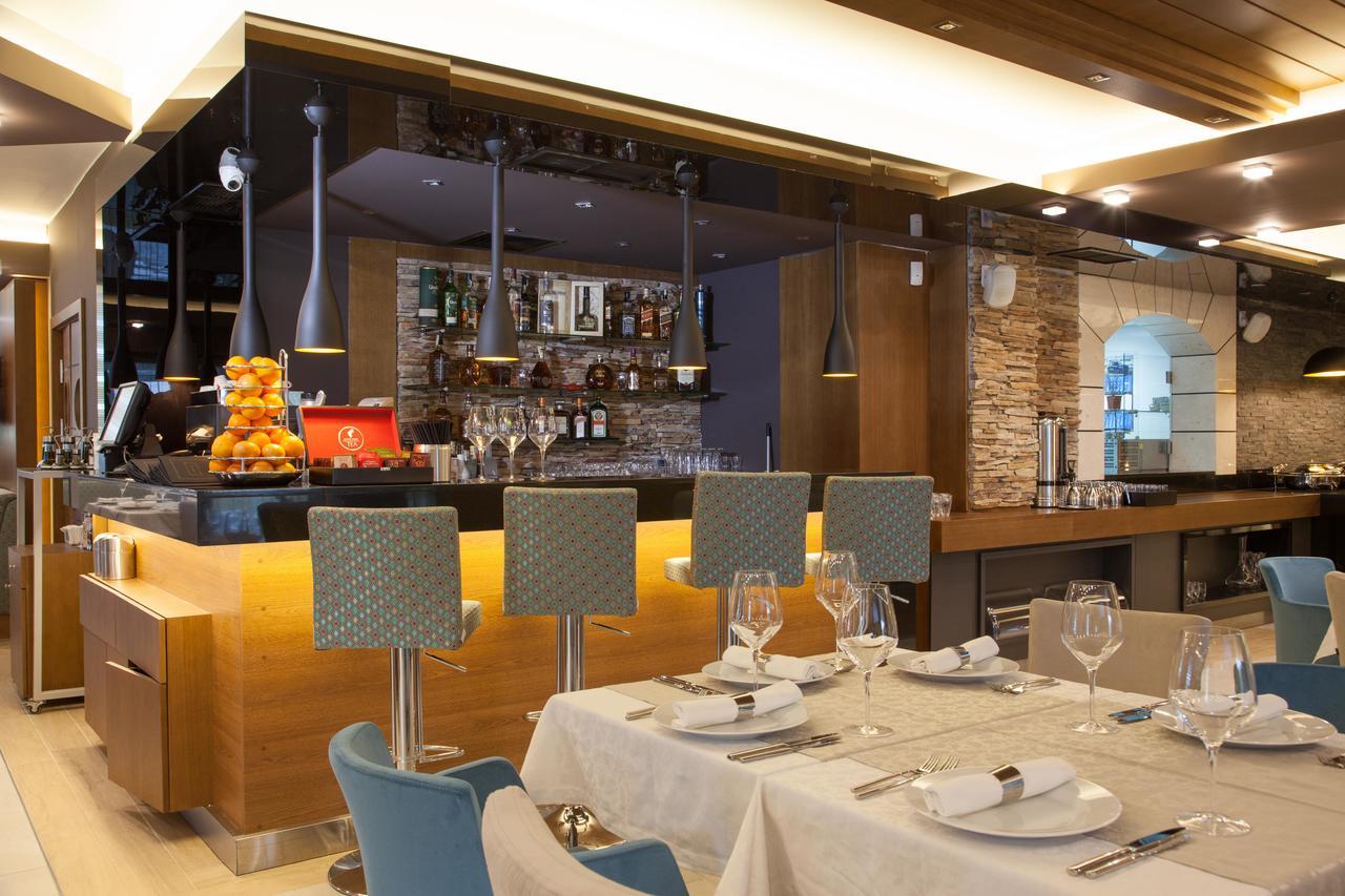 Amira Boutique Hotel Bansko Luaran gambar The bar at the restaurant